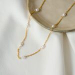 Colar em Aço com Pérolas Pequenas Ovais na Malha