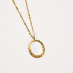 Colar em Aço Dourado com Pendente Redondo Madrepérola