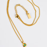 Colar em Aço Dourado com Pendente Pequenino Verde
