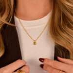 Colar em Aço Dourado com Pendente Pequenino Verde