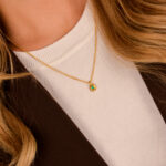 Colar em Aço Dourado com Pendente Pequenino Verde