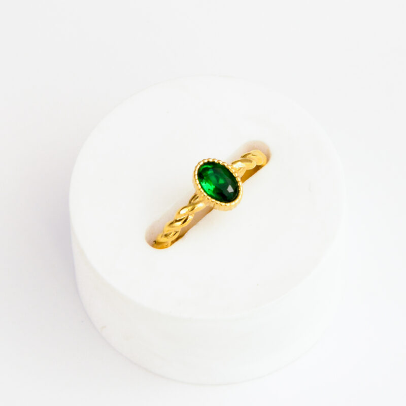 O Anel em Aço Dourado Torcido com Pedra Verde é uma verdadeira joia de presença — elegante, ousado e cheio de charme.